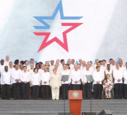 Fotografía de grupo de Don Juan Carlos con el Presidente de Panamá y los Jefes de Estado y de Gobierno y representantes gubernamentales de los paises 