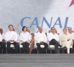 Don Juan Carlos junto a los Jefes de Estado y de Gobierno y representantes gubernamentales de los paises asistentes a la inauguración de la ampliación