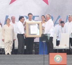 Don Juan Carlos junto a los Jefes de Estado y de Gobierno y representantes gubernamentales de los paises asistentes a la inauguración de la ampliación