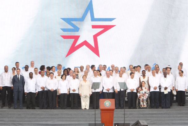 Fotografía de grupo de Don Juan Carlos con el Presidente de Panamá y los Jefes de Estado y de Gobierno y representantes gubernamentales de los paises 