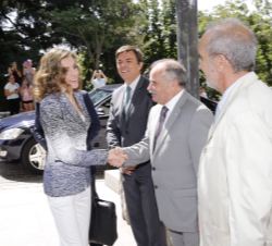 Su Majestad la Reina recibe el saludo del director de comunicación de la FAO y director del curso, Enrique Yeves