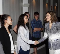 Doña Letizia saluda a los alumnos y asistentes a la conferencia