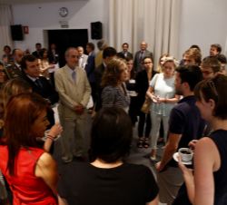 Su Majestad la Reina junto al resto de los asistentes durante el café previo a la conferencia