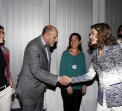 Su Majestad la Reina recibe el saludo del responsable del equipo del Derecho a la alimentación (FAO) y conferenciante, Juan García Cebolla