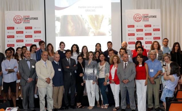 Su Majestad la Reina junto a los alumnos, autoridades y asistentes a la conferencia