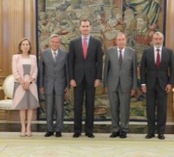 Su Majestad el Rey junto a Juan Navarro Baldeweg y Rafael Moneo Vallés, galardonados con el Premio Nacional de Arquitectura 2014 y 2015, respectivamen