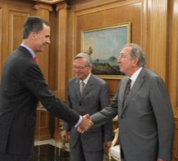 Su Majestad el Rey saluda a Juan Navarro Baldeweg, galardonado con el Premio Nacional de Arquitectura 2014