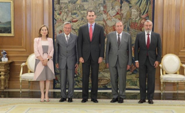 Su Majestad el Rey junto a Juan Navarro Baldeweg y Rafael Moneo Vallés, galardonados con el Premio Nacional de Arquitectura 2014 y 2015, respectivamen