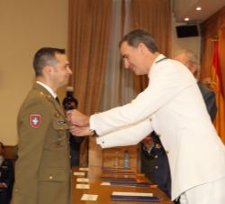 Imposición de condecoración por Su Majestad el Rey al número uno del Curso, comandante Enrique Jesús Moreno Esteban