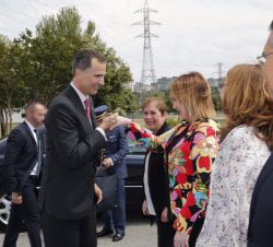 Su Majestad el Rey recibe el saludo de la presidenta del Parlamento de Navarra, Ainhoa Aznárez