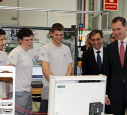Sus Majestades los Reyes durante el recorrido por el taller de formación 
