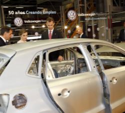 Sus Majestades los Reyes visitan la zona de revisión final en el taller de fabricación del nuevo Volkswagen Polo