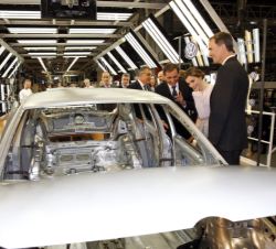 Sus Majestades los Reyes visitan la zona de revisión final en el taller de fabricación del nuevo Volkswagen Polo