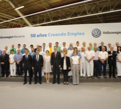 Sus Majestades los Reyes junto con las autoridades y personal de la fábrica a lo largo de sus 50 años de historia