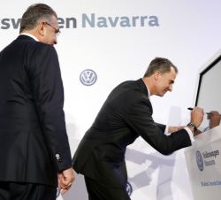 Don Felipe firma con un bolígrafo digital sobre una pantalla donde se almacenará junto con una leyenda conmemorativa de la visita