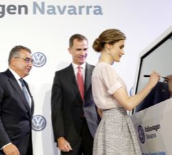 Doña Letizia firma con un bolígrafo digital sobre una pantalla donde se almacenará junto con una leyenda conmemorativa de la visita