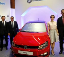 Sus Majestades los Reyes junto al presidente de Volkswagen Navarra, Emilio Sáenz y el presidente del Consejo de Administración de Volkswagen Navarra y