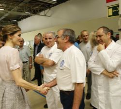 Su Majestad la Reina saluda a los trabajadores de la factoría