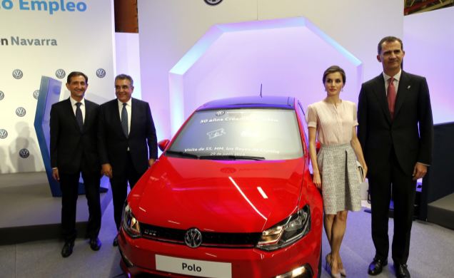Sus Majestades los Reyes junto al presidente de Volkswagen Navarra, Emilio Sáenz y el presidente del Consejo de Administración de Volkswagen Navarra y