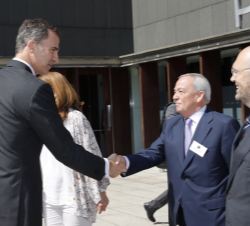 Su Majestad el Rey recibe el saludo del presidente de la Fundación Arquitectura y Sociedad, Carlos Solchaga, a su llegada al Palacio de Congresos y Au