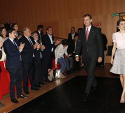 Sus Majestades los Reyes reciben un caluroso aplauso al acceder a la Sala Principal del Palacio de Congresos y Auditorio de Navarra, Baluarte
