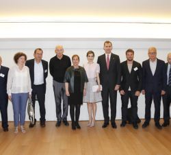 Sus Majestades los Reyes junto a las personalidades que participan en el encuentro