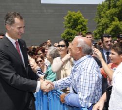 Don Felipe recibe el cariño de los ciudadanos congregados a la salida