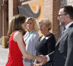Su Majestad la Reina recibe el saludo del embajador de Estados Unidos de América, James Costos, a su llegada al acto 