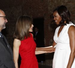 Su Majestad la Reina conversa con la Primera Dama de los Estados Unidos, en presencia del embajador James Costos