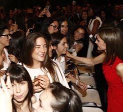 Su Majestad la Reina saluda al público asistente al 
