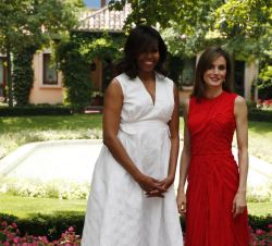 Su Majestad la Reina con Su Excelencia la Primera Dama de los Estados Unidos de América, Sra. Michelle Obama