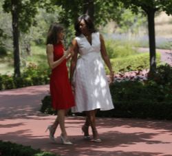 Su Majestad la Reina con Su Excelencia la Primera Dama de los Estados Unidos de América, Sra. Michelle Obama