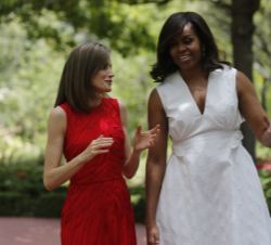 Su Majestad la Reina con Su Excelencia la Primera Dama de los Estados Unidos de América, Sra. Michelle Obama