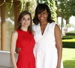 Su Majestad la Reina con Su Excelencia la Primera Dama de los Estados Unidos de América, Sra. Michelle Obama