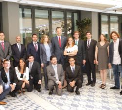 Fotografía de grupo de Sus Majestades los Reyes con los premiados en ediciones anteriores