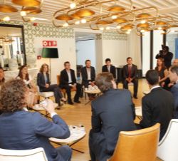 Sus Majestades los Reyes durante el encuentro informal con los premiados en ediciones anteriores