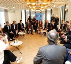 Sus Majestades los Reyes durante el encuentro informal con los premiados en ediciones anteriores