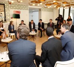 Sus Majestades los Reyes durante el encuentro informal con los premiados en ediciones anteriores