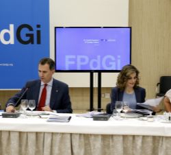 Sus Majestades los Reyes durante la reunión con el Consejo Asesor de la Fundación Princesa de Girona