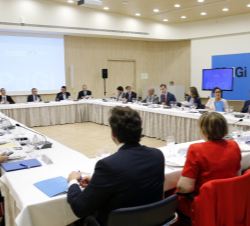 Sus Majestades los Reyes durante la reunión con el Consejo Asesor de la Fundación Princesa de Girona