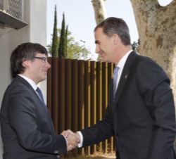 Su Majestad el Rey a su llegada al Auditorio-Palacio de Congresos de Girona recibe el saludo del presidente de la Generalitat de Cataluña, Carles Puig