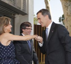 Don Felipe recibe el saludo de la delegada del Gobierno en el Comunidad Autónoma de Cataluña, María de los Llanos de Luna