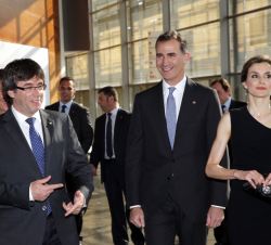 Don Felipe y Doña Letizia conversan con Carles Puigdemont