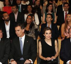 Sus Majestades los Reyes en la primera fila de la Sala Montsalvatge momentos antes del comienzo de la ceremonia