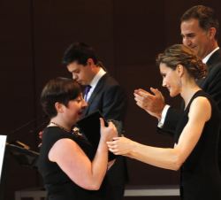 Sus Majestades los Reyes entregan el galardón a la premiada