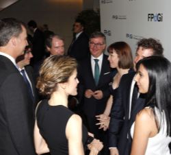 Sus Majestades los Reyes conversan con los premiados al finalizar la ceremonia de entrega del los Premios Princesa de Girona 2016
