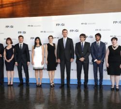 Sus Majestades los Reyes junto a las autoridades asistentes y los galardonados