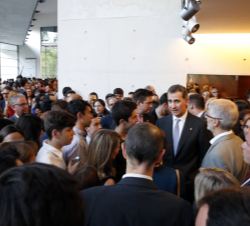 Don Felipe conversa con las personas asistentes a la ceremonia tras su finalización
