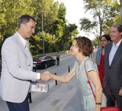 A su llegada al Auditorio-Palacio de Congresos de Girona, Su Majestad el Rey recibe el saludo de la consejera de Educación de la Generalitat de Catalu