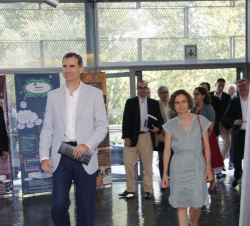 Don Felipe en el interior del Auditorio-Palacio de Congresos de Girona